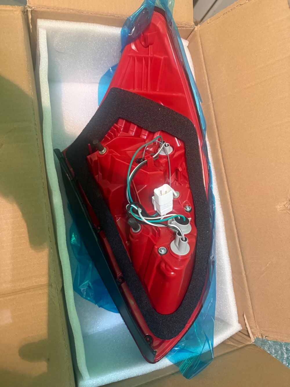 WFlnhb Left Side Rear Tail Light Assembly - Red - Picture 3 of 6